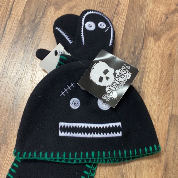 Sourpuss Kids 3 Piece Hat Glove Scarf Set NWT - Picture 2 of 4